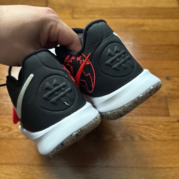 Boys Nike Kyrie Shoes - Picture 6 of 9